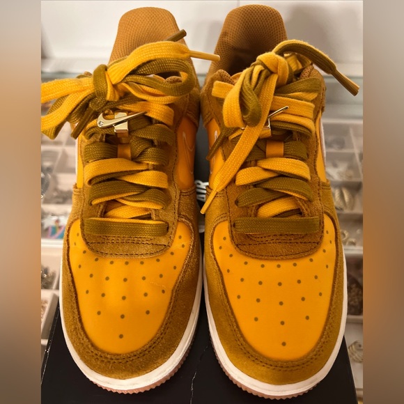 Size 5.5 - Nike Air Force 1 '07 SE Gold Suede - DA8302-700 In Box - Picture 2 of 8